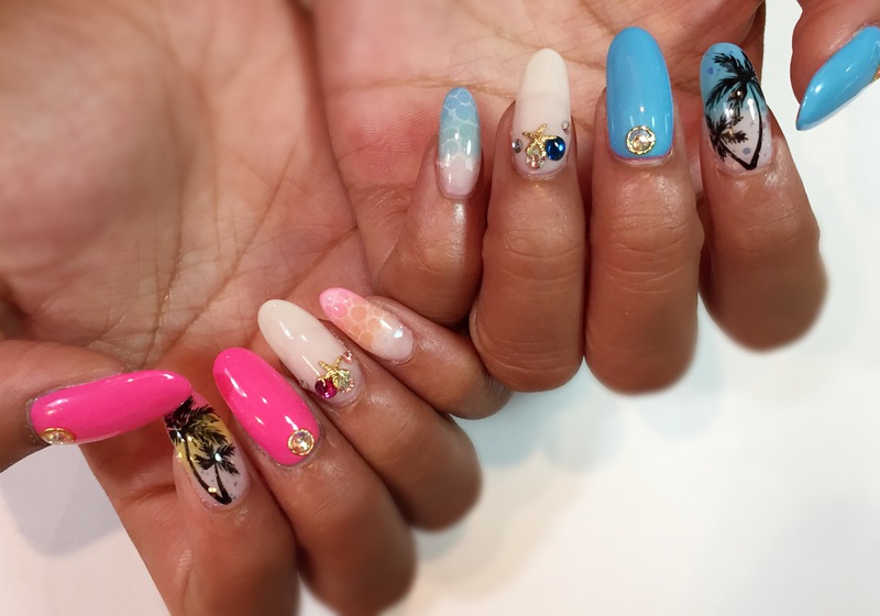 海ネイル×パームツリー×色違いネイル。