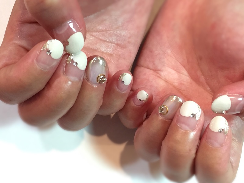 変形バルーンフレンチ×ミラーグラデで上品ネイル。