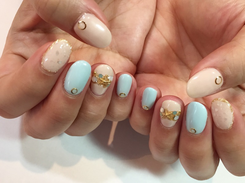パステルカラー×ゴールドで大人夏ネイル。