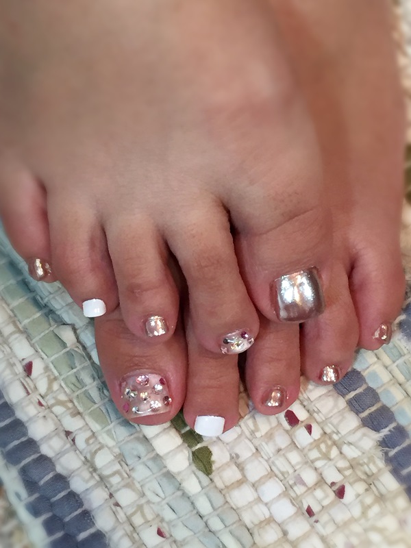 ペディ　ホワイト×ヌーディー×メタリック。