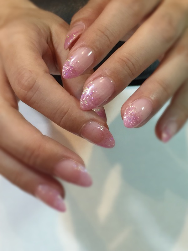 ピンクグリッターネイル。