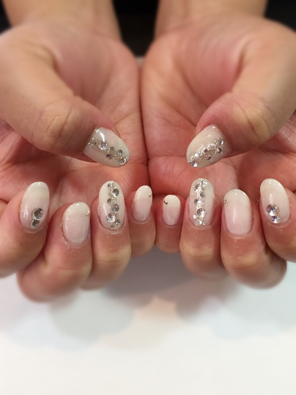 ホワイト×縦ラインビジュー、ちょこっとスター☆