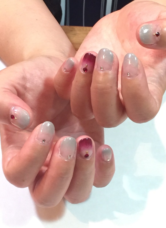 グレー×マホガニーレッドのグラデーションで秋ネイル。