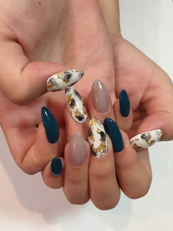 ディープグリーン×ニュアンスアニマル柄で秋ネイル。