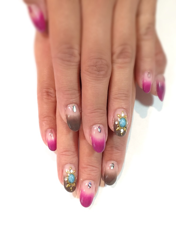 マゼンタ×ダークアッシュブラウン×ターコイズビジュー。