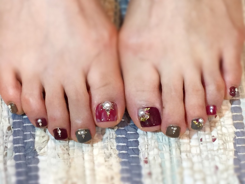 ペディ　秋色×ビジュー。