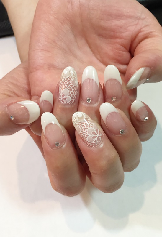 白フレンチ×フラワーレース柄。