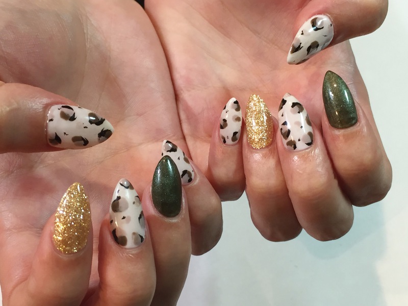 秋ネイル×ニュアンスアニマル柄。