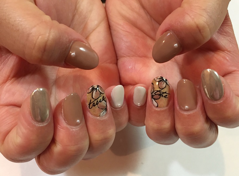 ブラウンカラー×ミラーパウダーで大人フラワーネイル。