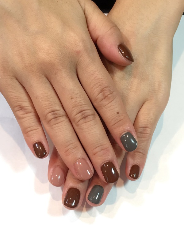 ３色の秋色でワンカラーネイル。