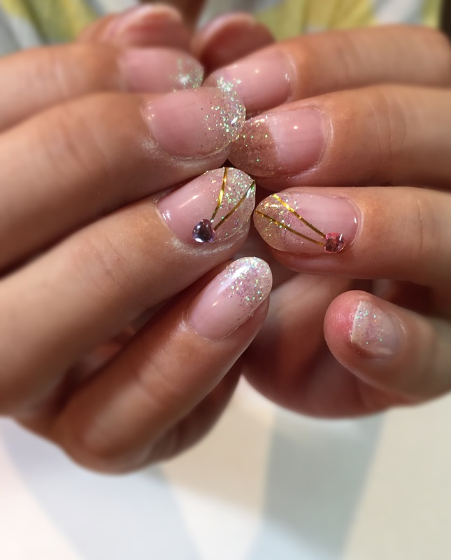 シンプル・グリッターネイル。