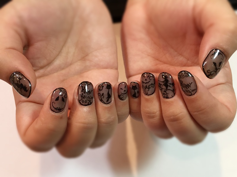 オールブラックなハロウィンネイル。