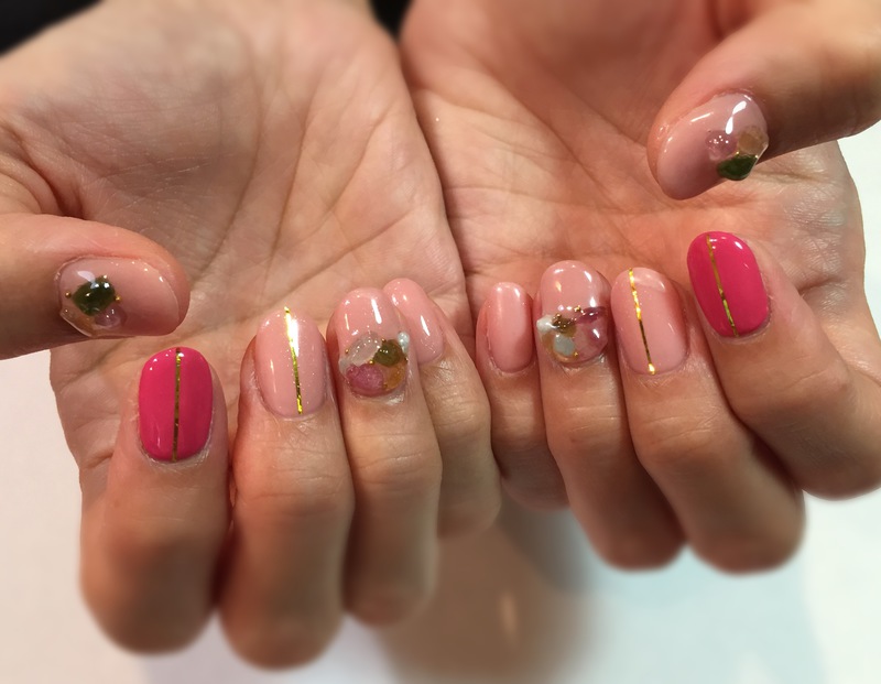 天然石風ビジュー×ピンクネイル。