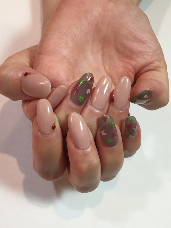 シースルーブラック×ドライフラワーを使った秋ネイル。