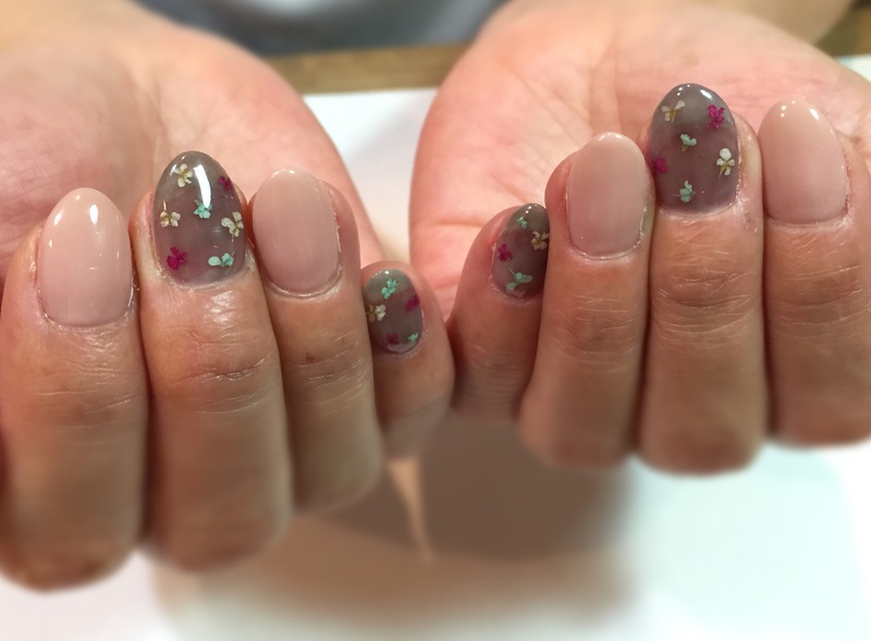 シースルーブラック×ドライフラワーを使った秋ネイル。
