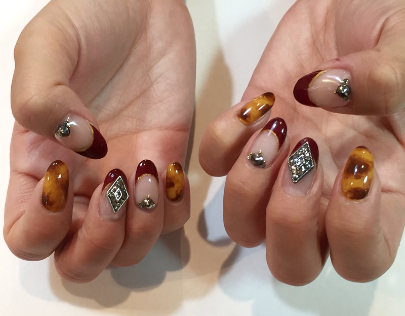 べっ甲ネイル×ボルドー×ロックスタッズでちょっぴりハードに。
