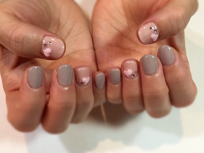 グレージュ×ピンクのハートをぷくっと♡