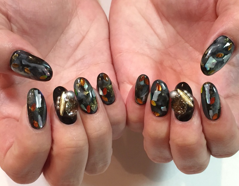 ブラック×天然石風ニュアンスネイル。