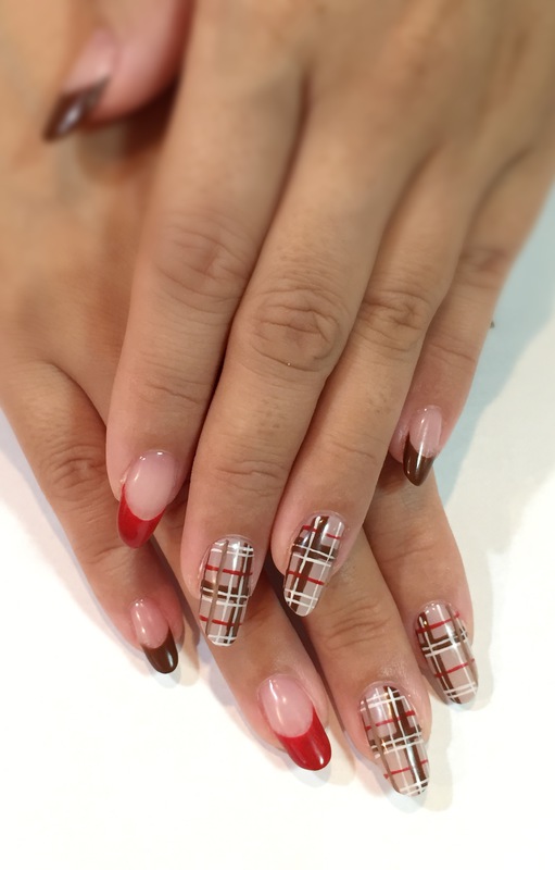 レッド×ブラウンのチェック柄ネイル。
