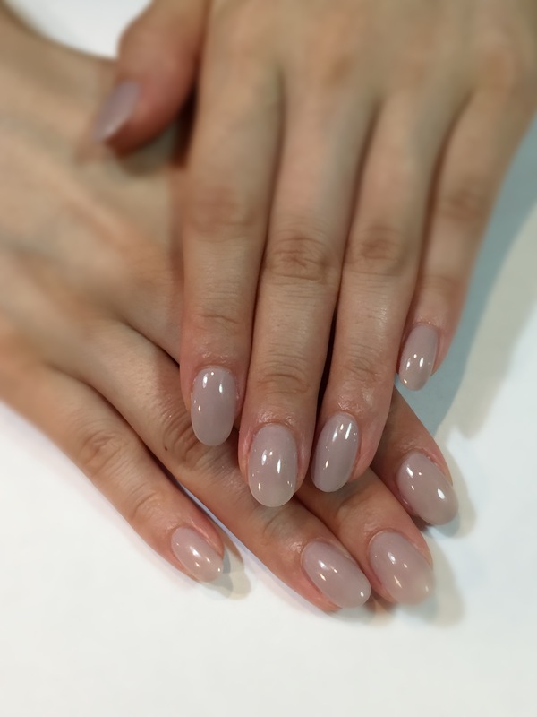 ワンカラーネイル。秋は特に人気のグレージュ!