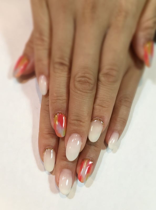 ホワイトグラデ×ブラッシュ柄ネイル。