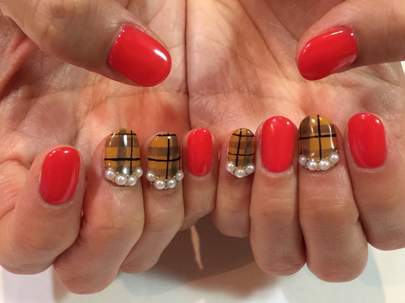 マスタードイエローチェック柄×朱赤ネイル。