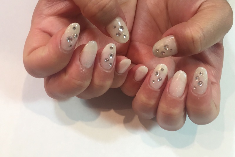 ホワイトグリッター×ストーンドット柄。