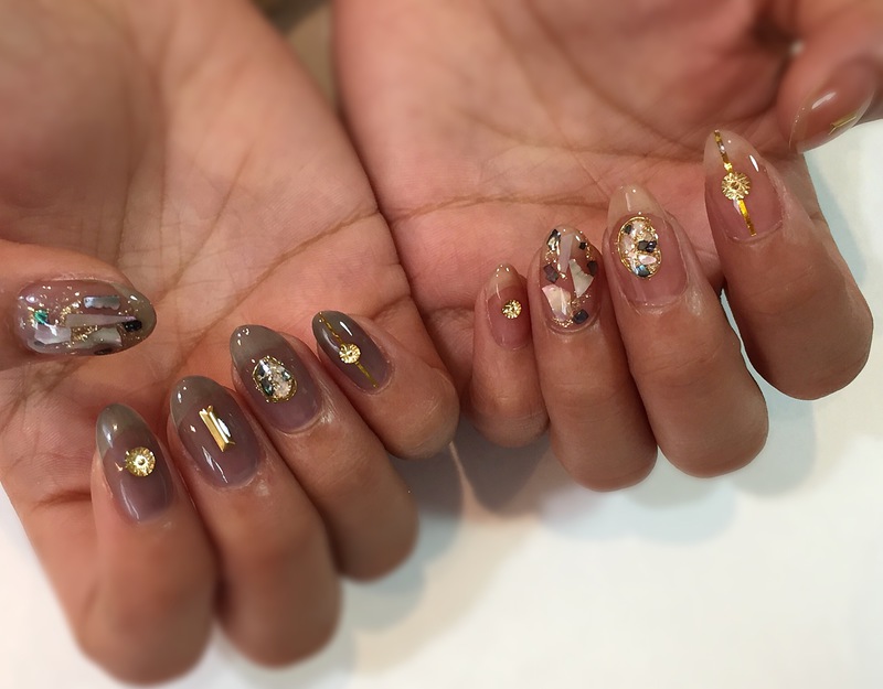 色違いネイル、シースルーブラック&ブラウン。