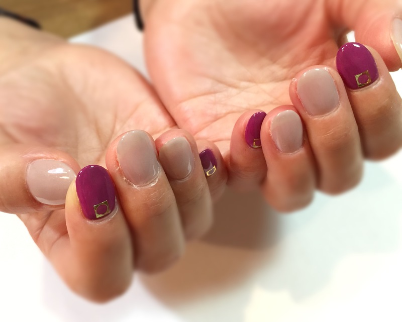 マゼンタ×グレージュの大人可愛い 秋ネイル。