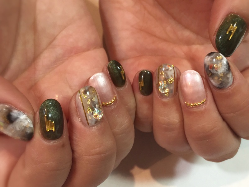 カジュアル過ぎない、大人 カーキネイル。