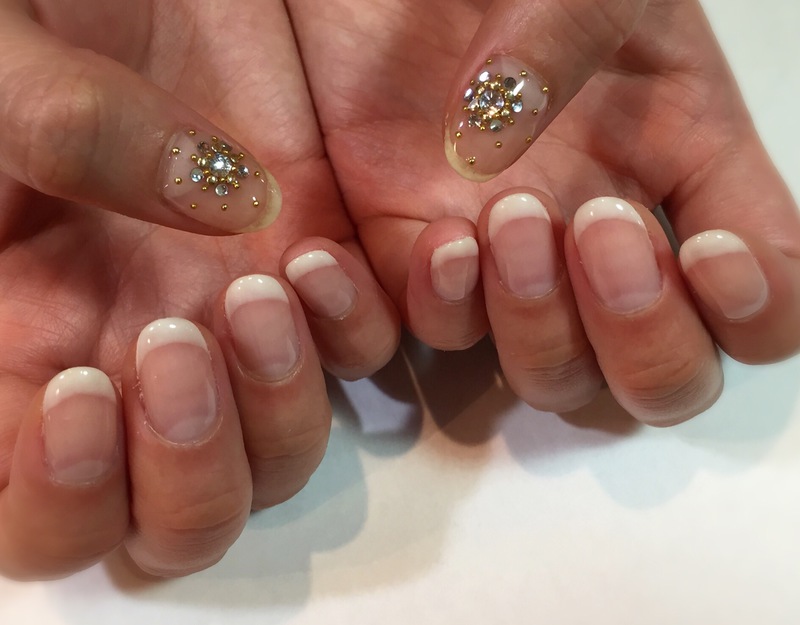 ホワイトフレンチ×フラワー風、結晶ビジュー。