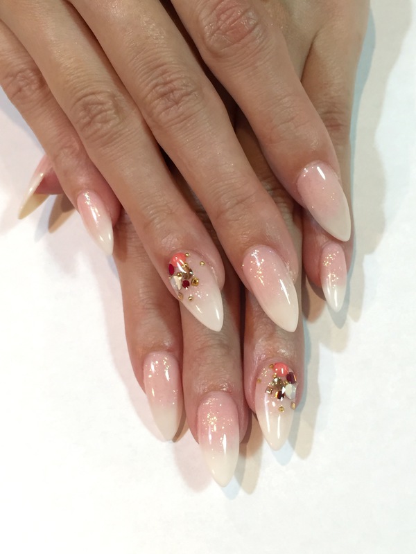 ホワイトラメグラデ×金箔入り赤ビジューネイル。