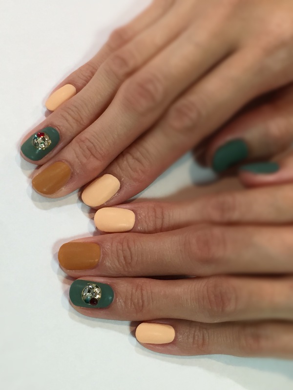 マットネイル×ワイヤーシェル入りビジュー。