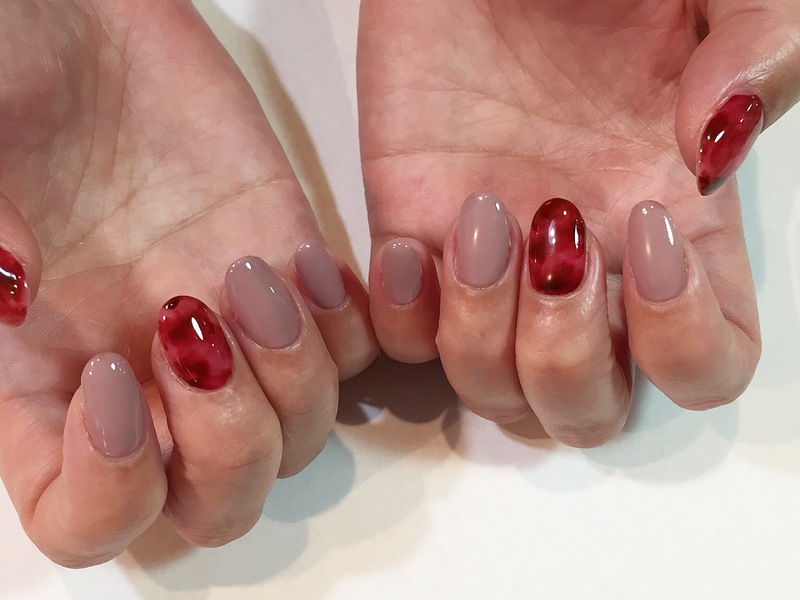 赤べっ甲×グレージュ。