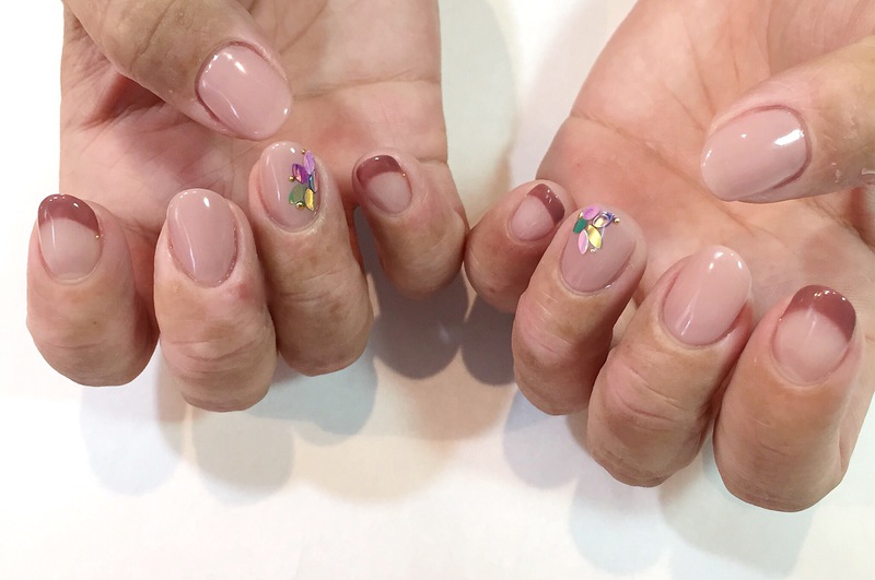 チョコレートカラー×リーフホロネイル。