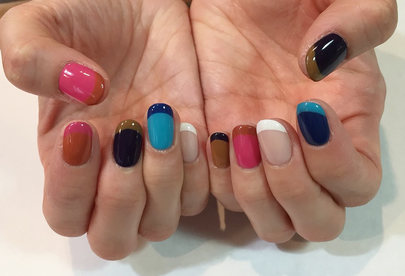 ８色使いのカラフル フレンチネイル。