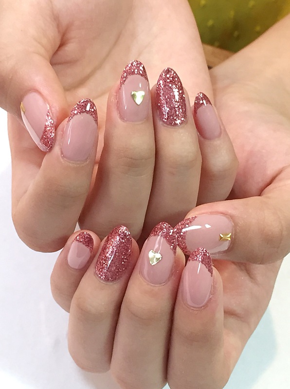 ダスティーピンクのグリッターフレンチネイル。