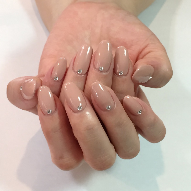 ヌードネイル×ワンポイントストーン。