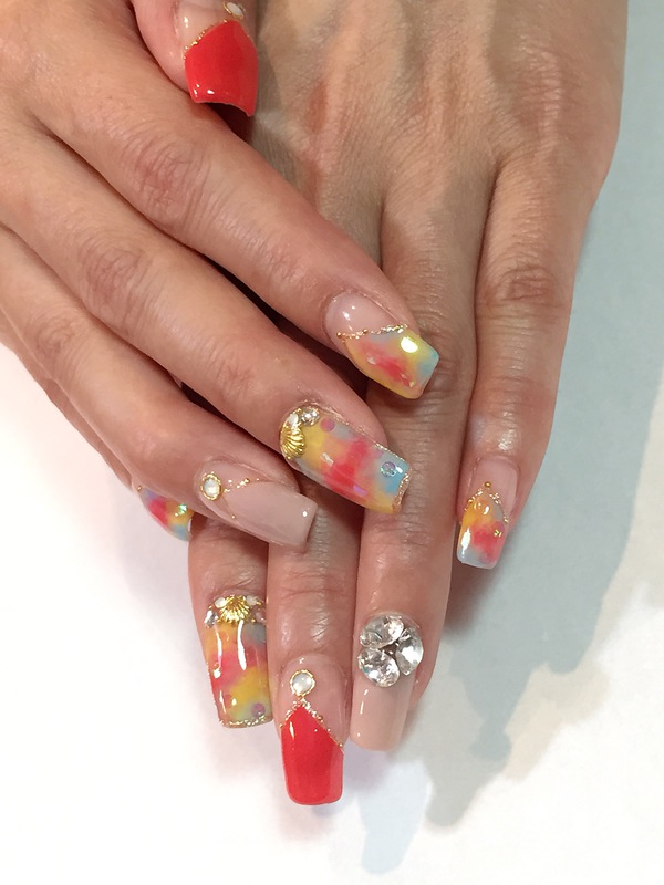 トマトレッド×タイダイ柄で夏のビジューネイル。