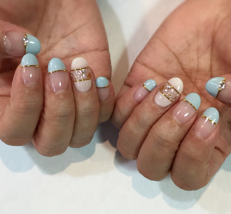 ミントグリーンのハーフフレンチネイル×クリアシェル。