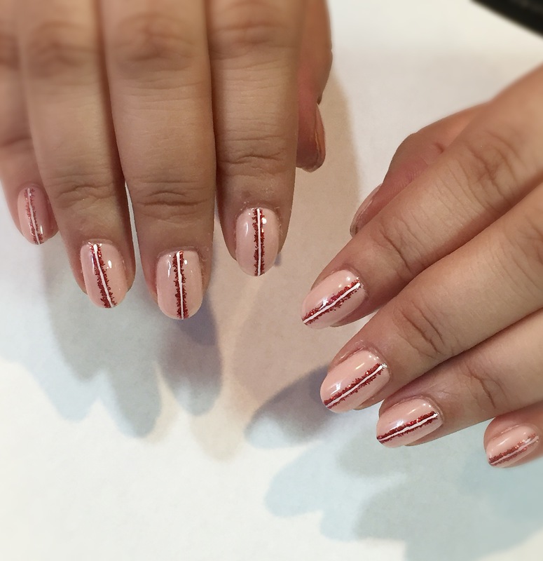 シンプル×モードなセンターラインネイル。