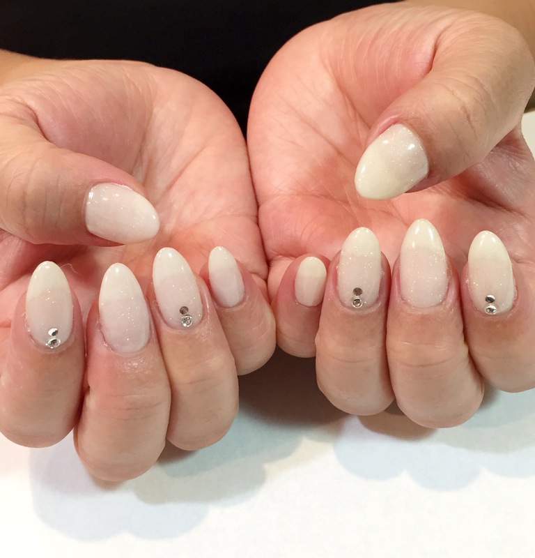 ホワイトラメのシンプルワンカラーネイル。