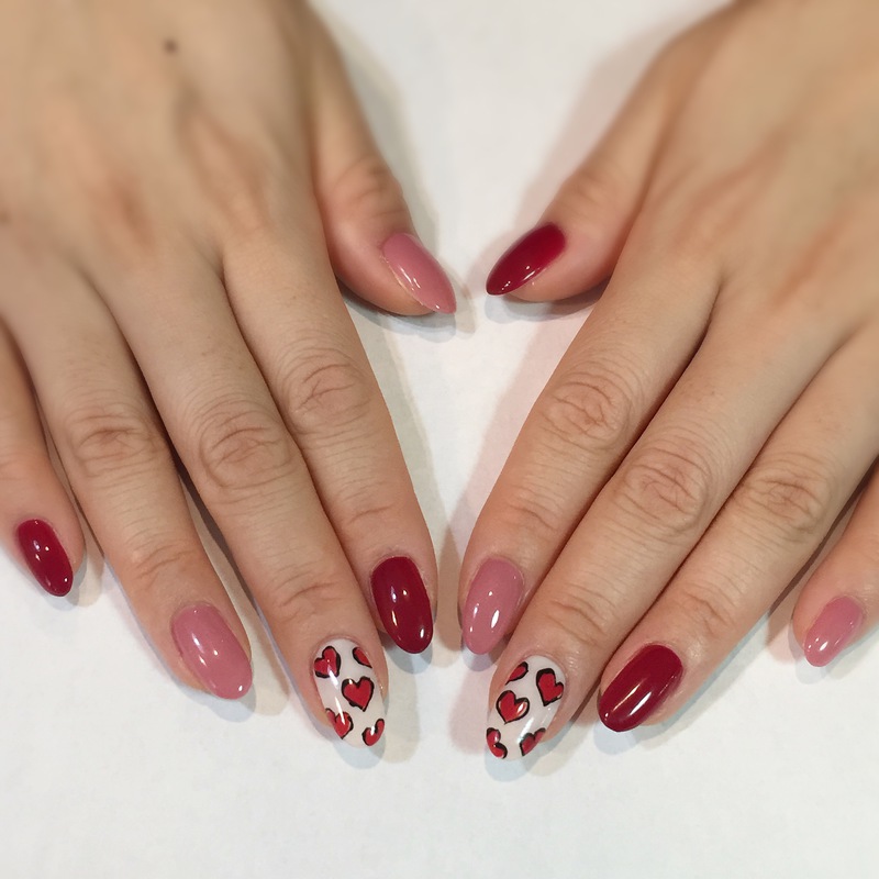 手描きのハート柄・落書きネイル。