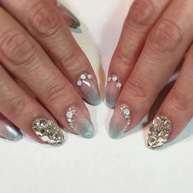 アイスブルー×ビジューネイル。