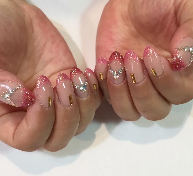 ヌーディー×ラメグラデの大人のピンクネイル。