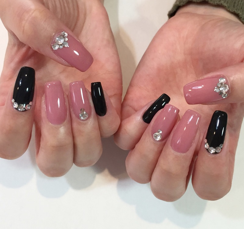 くすみピンク×ブラックネイル。