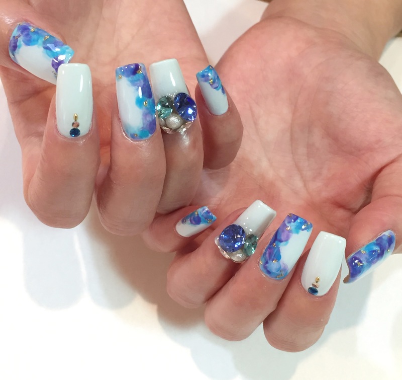 紫陽花カラーのマーブルネイル。