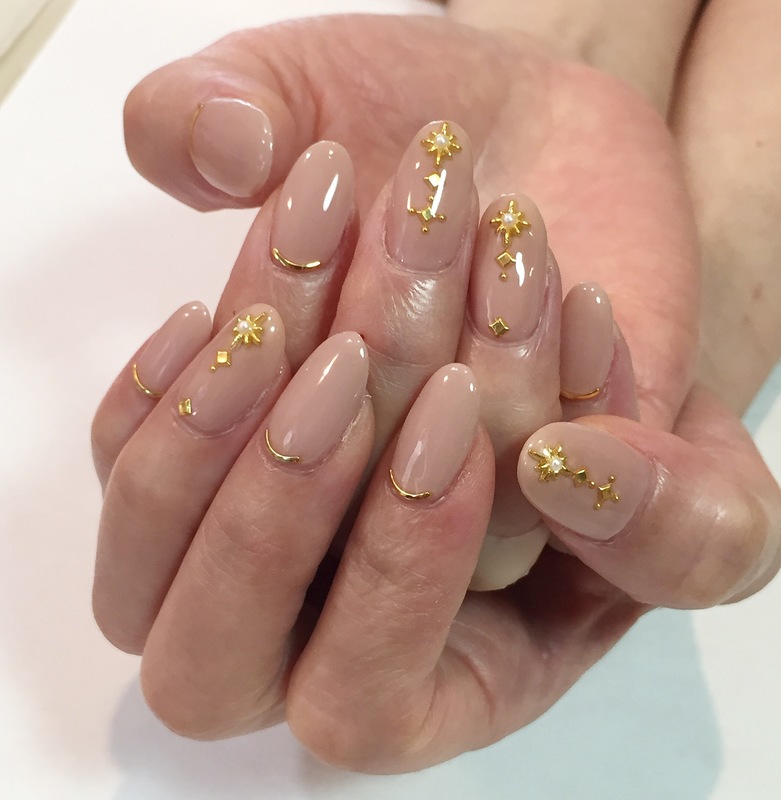 シアーベージュ×ゴールドパーツビジュー。