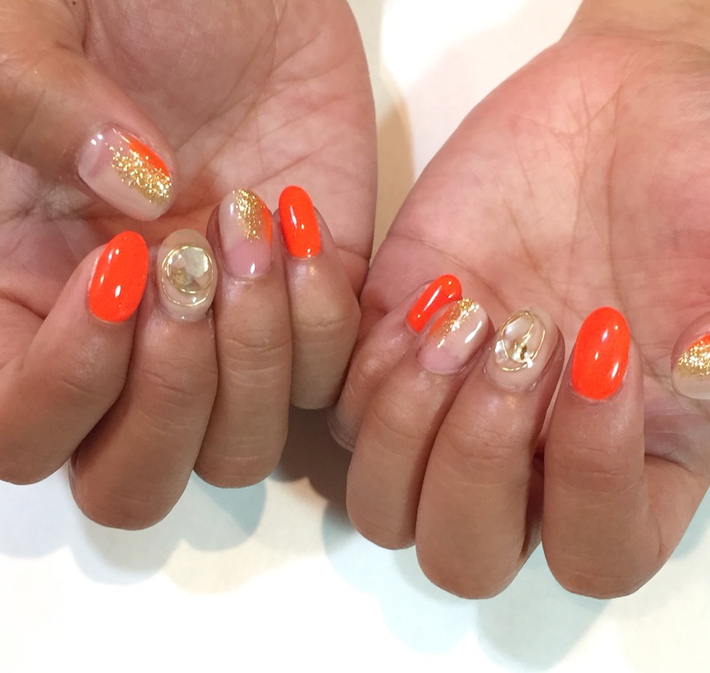 ネオンオレンジ×塗りかけネイル。