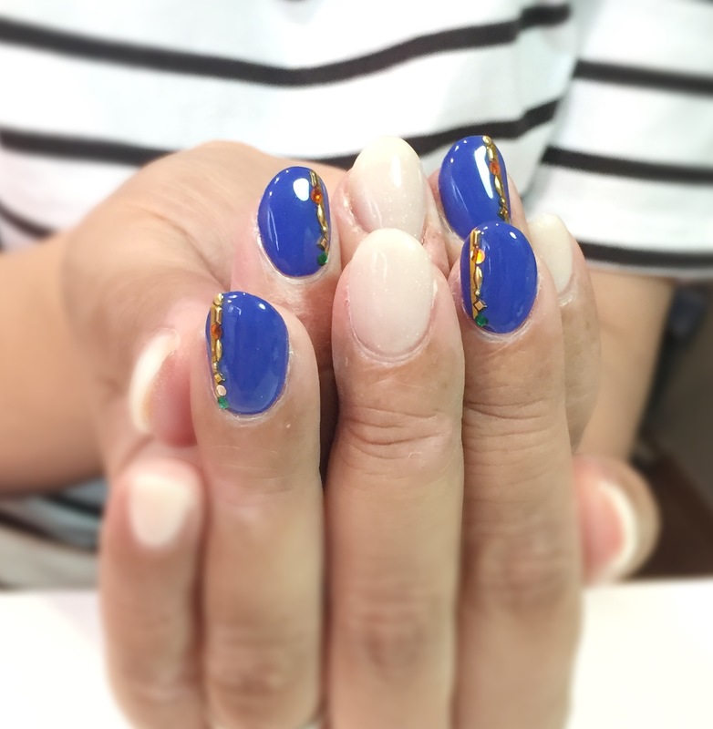 アビスブルー×縦ラインビジューの大人ブルーネイル。